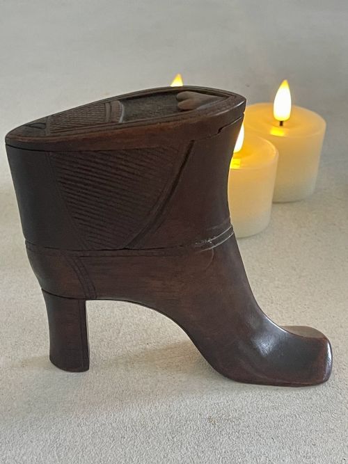 A LARGE TABLE SNUFF SHOE WITH HEART - ADDITIONAL PHOTO 2