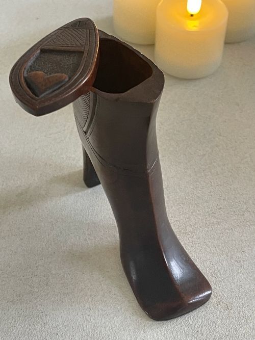 A LARGE TABLE SNUFF SHOE WITH HEART - ADDITIONAL PHOTO 3