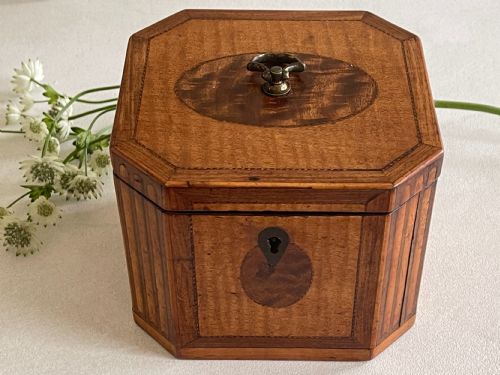 A GEORGIAN HAREWOOD TEA CADDY - ADDITIONAL PHOTO 2