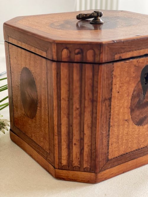 A GEORGIAN HAREWOOD TEA CADDY - ADDITIONAL PHOTO 4