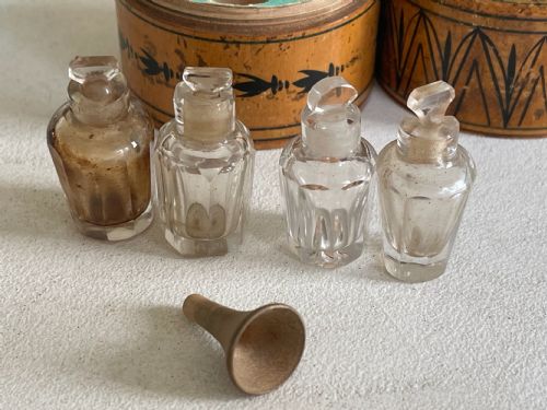 ANTIQUE TUNBRIDGE WARE SCENT BOX WITH BOTTLES AND FUNNEL - ADDITIONAL PHOTO 3