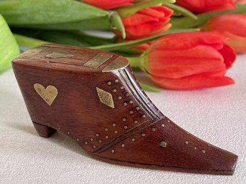 an antique mahogany snuff shoe inlaid hearts and diamonds - CATEGORY: ANTIQUE BOXES - DATED 19TH CENTURY