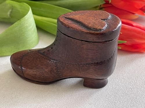ANTIQUE SNUFF BOOT BOX WITH CARVED HEART - ADDITIONAL PHOTO 6