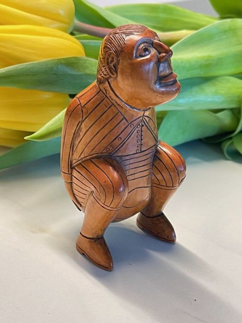 ANTIQUE TREEN CROUCHING MAN SNUFF BOX - ADDITIONAL PHOTO 1