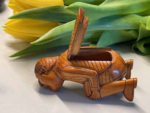 ANTIQUE TREEN CROUCHING MAN SNUFF BOX - ADDITIONAL PHOTO 2