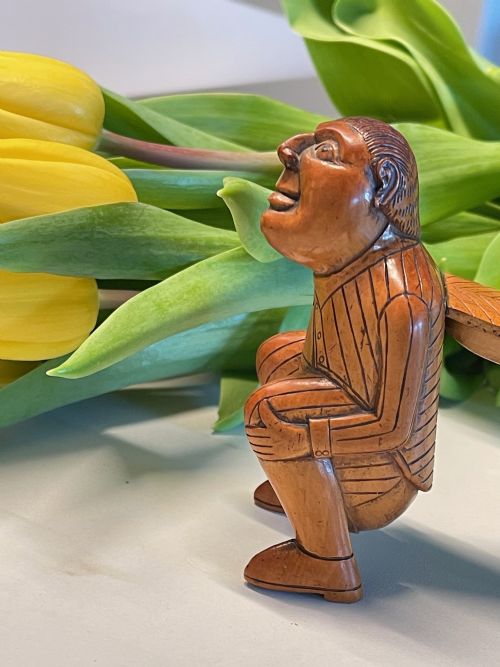 ANTIQUE TREEN CROUCHING MAN SNUFF BOX - ADDITIONAL PHOTO 3