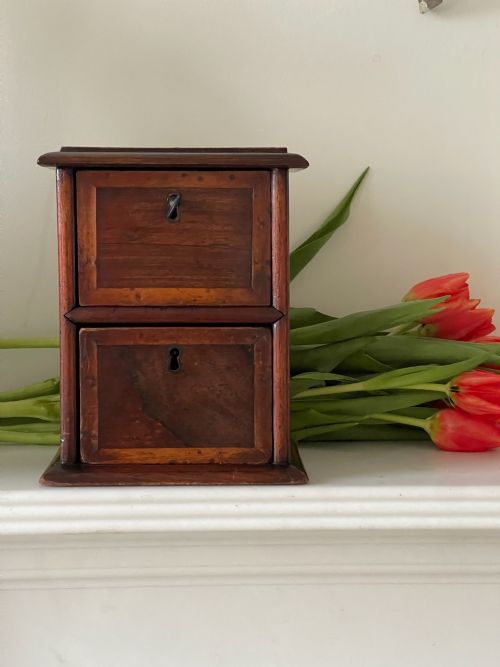 A SMALL ANTIQUE TWO DRAWER CHEST OF DRAWERS - ADDITIONAL PHOTO 1