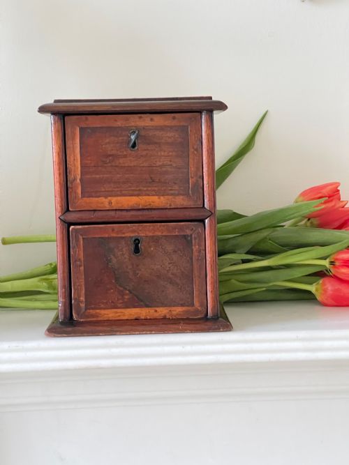 A SMALL ANTIQUE TWO DRAWER CHEST OF DRAWERS - ADDITIONAL PHOTO 3