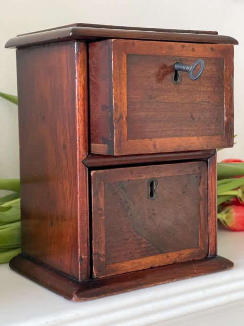 A SMALL ANTIQUE TWO DRAWER CHEST OF DRAWERS - ADDITIONAL PHOTO 4