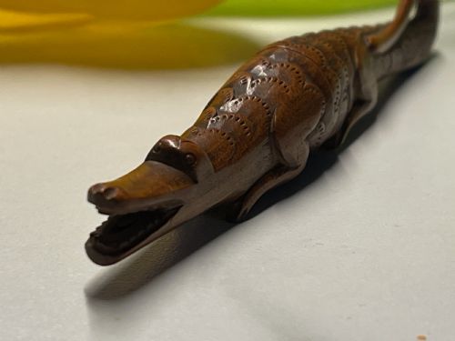 AN ANTIQUE TREEN NOVELTY NEEDLE CASE IN THE SHAPE OF A CROCODILE - ADDITIONAL PHOTO 6