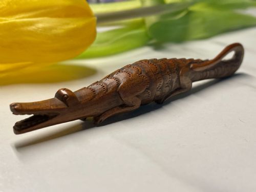 AN ANTIQUE TREEN NOVELTY NEEDLE CASE IN THE SHAPE OF A CROCODILE - ADDITIONAL PHOTO 7
