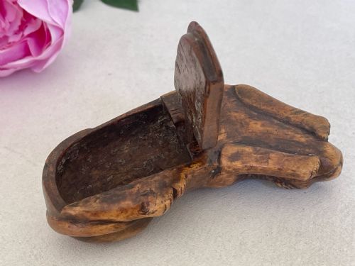 AN ANTIQUE TREEN DOG SNUFF BOX - ADDITIONAL PHOTO 1