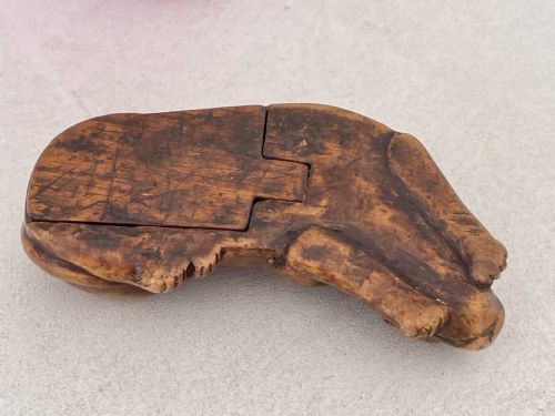 AN ANTIQUE TREEN DOG SNUFF BOX - ADDITIONAL PHOTO 2