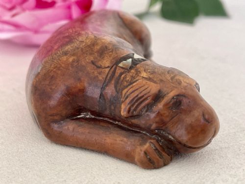 AN ANTIQUE TREEN DOG SNUFF BOX - ADDITIONAL PHOTO 3