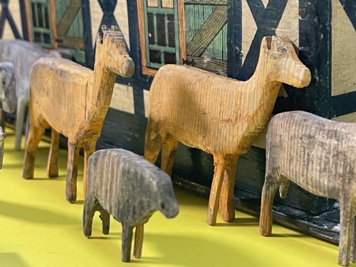 ANTIQUE NOAHS ARK WITH 27 ANIMALS BIRDS AND FIGURES - ADDITIONAL PHOTO 6