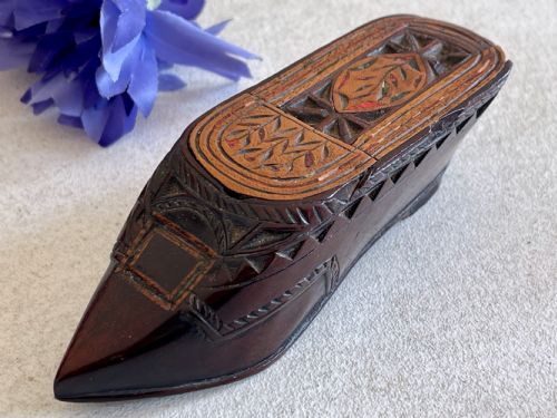 AN ANTIQUE INLAID SNUFF SHOE WITH PAINTED FLOWERS - ADDITIONAL PHOTO 4