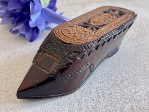 AN ANTIQUE INLAID SNUFF SHOE WITH PAINTED FLOWERS - ADDITIONAL PHOTO 5
