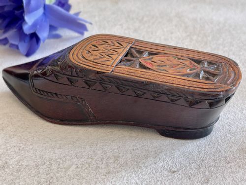 AN ANTIQUE INLAID SNUFF SHOE WITH PAINTED FLOWERS - ADDITIONAL PHOTO 6