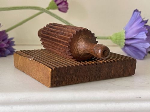 A SMALL ANTIQUE LACE CRIMPER ROLLER BOARD - ADDITIONAL PHOTO 1
