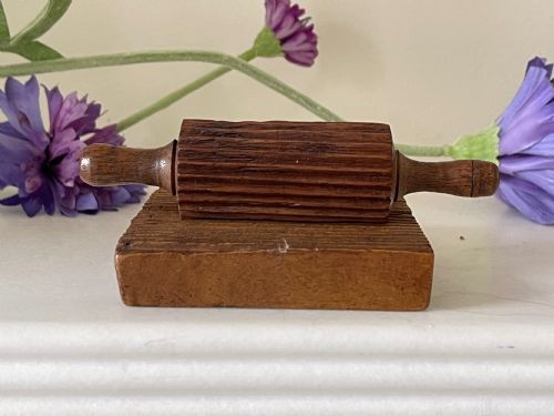 A SMALL ANTIQUE LACE CRIMPER ROLLER BOARD - ADDITIONAL PHOTO 2