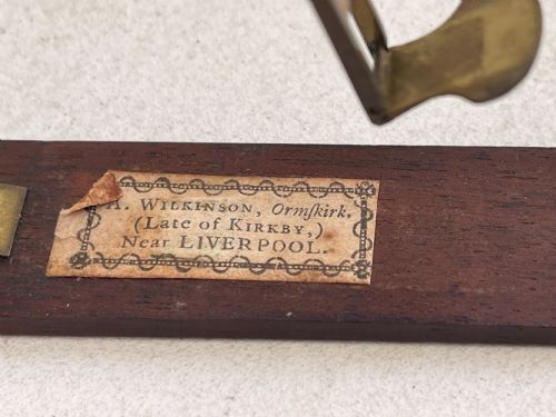 AN UNUSUAL GEORGIAN GUINEA SCALES WITH WEIGHTS - ADDITIONAL PHOTO 5