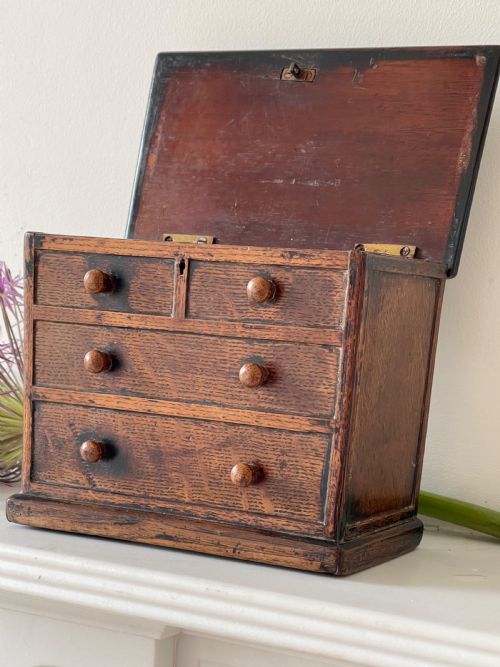 AN ANTIQUE OAK BOX IN THE FORM OF A MINI CHEST OF DRAWERS - ADDITIONAL PHOTO 1