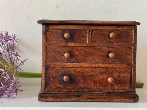 AN ANTIQUE OAK BOX IN THE FORM OF A MINI CHEST OF DRAWERS - ADDITIONAL PHOTO 4