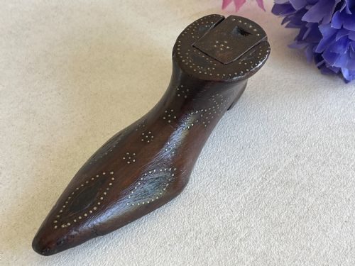 ANTIQUE SNUFF SHOE WITH INLAID DIAMONDS BRASS PIQUE WORK FOLIAGE AND FLOWERS - ADDITIONAL PHOTO 3