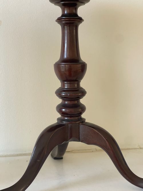 AN ANTIQUE MINI TRIPOD TABLE CANDLE STAND - ADDITIONAL PHOTO 5