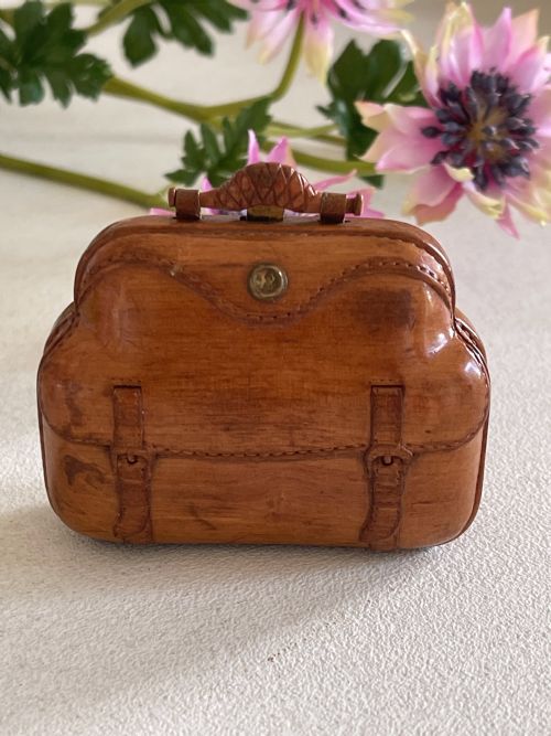 antique treen coinsovereign purse - CATEGORY: ANTIQUE MISCELLANEOUS - DATED 1900