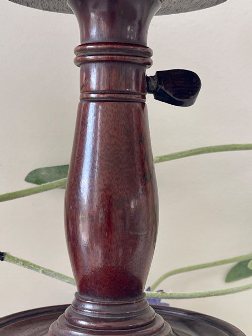 A GEORGIAN MAHOGANY ADJUSTABLE CANDLESTAND - ADDITIONAL PHOTO 3