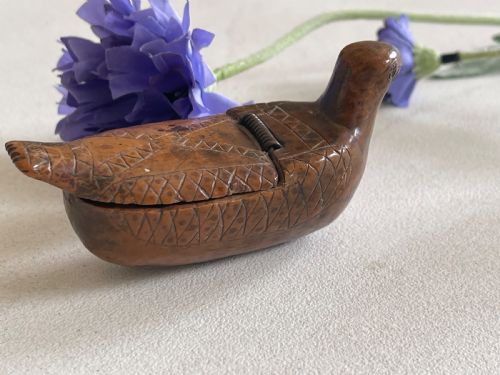 ANTIQUE TREEN FOLK ART BIRD SNUFF BOX - ADDITIONAL PHOTO 1