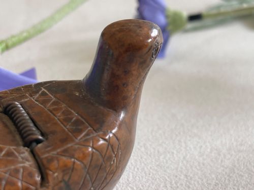 ANTIQUE TREEN FOLK ART BIRD SNUFF BOX - ADDITIONAL PHOTO 3