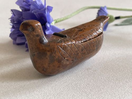 ANTIQUE TREEN FOLK ART BIRD SNUFF BOX - ADDITIONAL PHOTO 5
