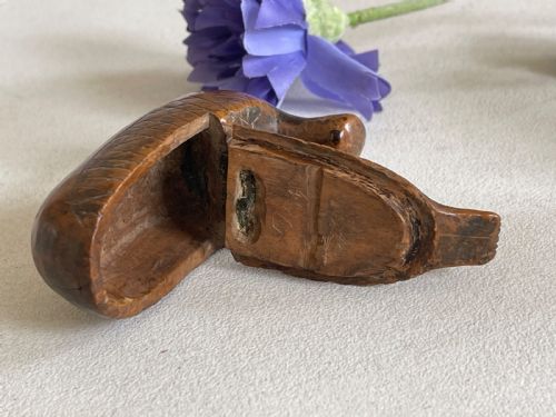 ANTIQUE TREEN FOLK ART BIRD SNUFF BOX - ADDITIONAL PHOTO 6