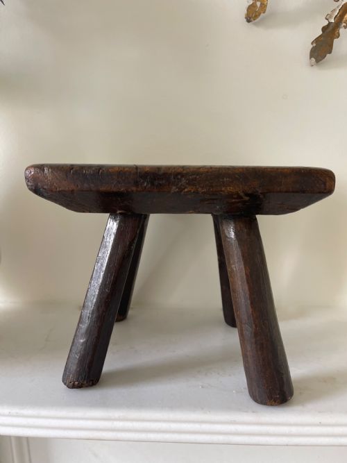 AN ANTIQUE BURR OAK CANDLESTAND STOOL - ADDITIONAL PHOTO 3