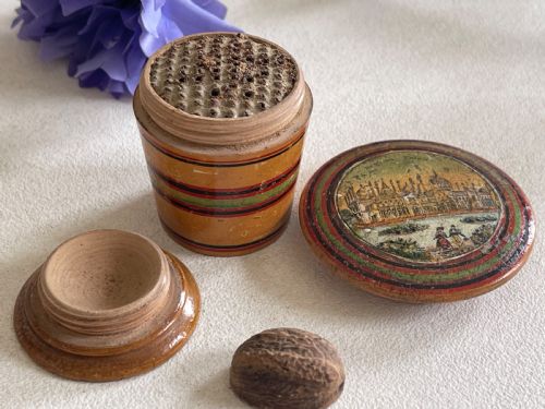 AN ANTIQUE GEORGIAN NUTMEG GRATER - ADDITIONAL PHOTO 6