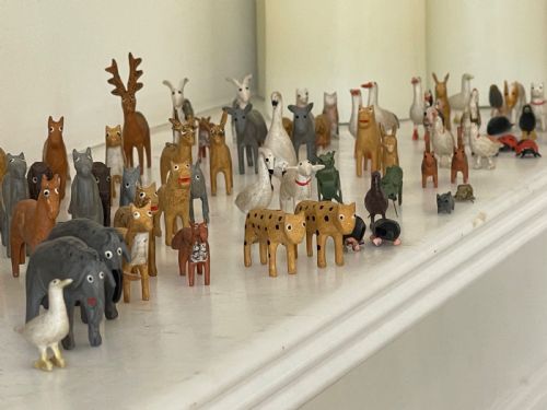 AN UNUSUALLY SMALL NOAHS ARK APPROX 80 ANIMALS BIRDS INSECTS 8 FIGURES - ADDITIONAL PHOTO 6