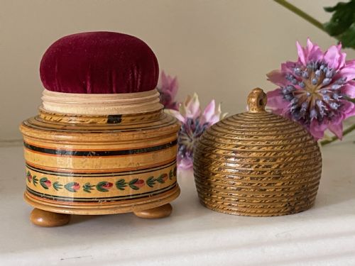 A GOOD SIZED BEE HIVE PIN POPPET AND BOX - ADDITIONAL PHOTO 3