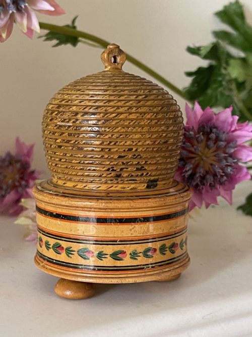 A GOOD SIZED BEE HIVE PIN POPPET AND BOX - ADDITIONAL PHOTO 4