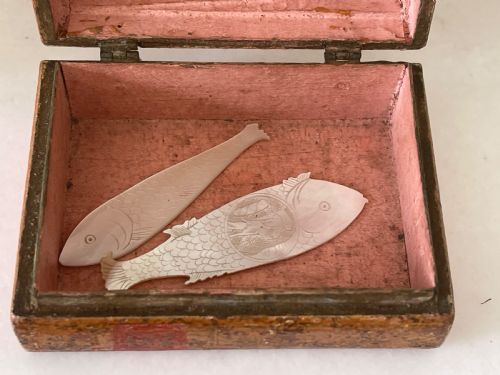 A SMALL ANTIQUE BOX IN THE FORM OF TWO STACKING BOOKS - ADDITIONAL PHOTO 6
