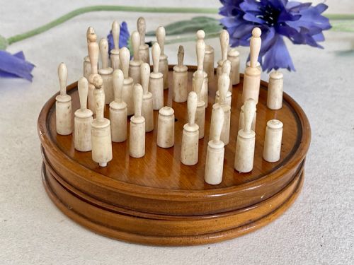 AN ANTIQUE TREEN TRAVELLING SOLITAIRE GAME COMPLETE WITH ALL ITS BONE PEGS - ADDITIONAL PHOTO 2