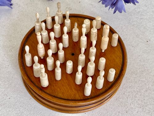 AN ANTIQUE TREEN TRAVELLING SOLITAIRE GAME COMPLETE WITH ALL ITS BONE PEGS - ADDITIONAL PHOTO 4