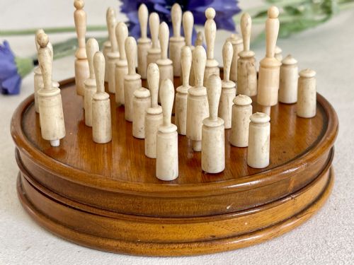 AN ANTIQUE TREEN TRAVELLING SOLITAIRE GAME COMPLETE WITH ALL ITS BONE PEGS - ADDITIONAL PHOTO 5
