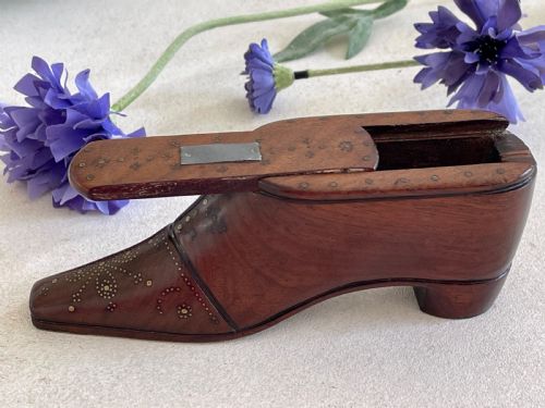 A FINE QUALITY LARGE TABLE SNUFF SHOE - ADDITIONAL PHOTO 2