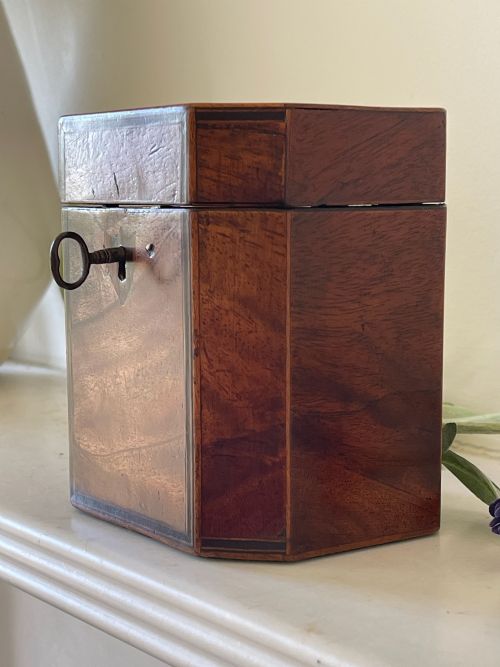 A SMALL GEORGIAN MAHOGANY TEA CADDY - ADDITIONAL PHOTO 9