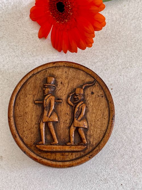 AN ANTIQUE CARVED SNUFF BOX DEPICTING TWO FIGURES - ADDITIONAL PHOTO 3
