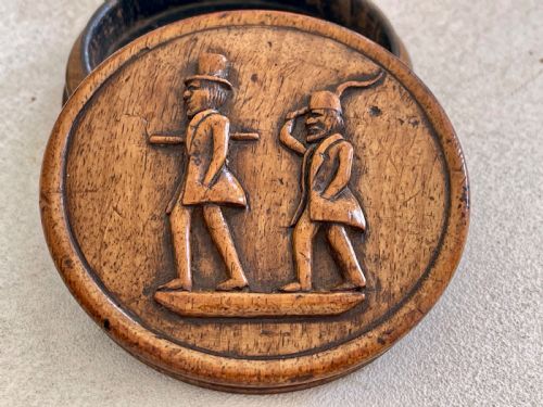AN ANTIQUE CARVED SNUFF BOX DEPICTING TWO FIGURES - ADDITIONAL PHOTO 4