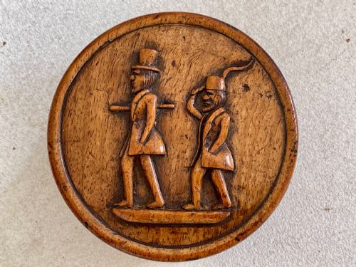 AN ANTIQUE CARVED SNUFF BOX DEPICTING TWO FIGURES - ADDITIONAL PHOTO 5