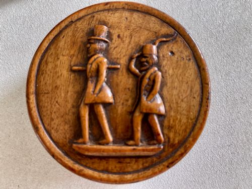AN ANTIQUE CARVED SNUFF BOX DEPICTING TWO FIGURES - ADDITIONAL PHOTO 9